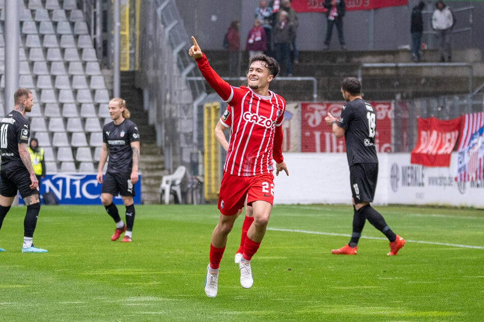 Freiburgs Mika Baur jubelt über sein Tor zum 1:0.