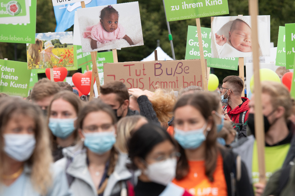 Tausende Abtreibungsgegner nehmen an der Demonstration "Marsch für das Leben" teil. Auch zur Gegendemonstation kamen Tausende Teilnehmer.