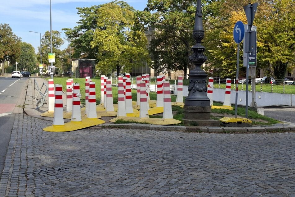 Wochenlang standen Terrorsperren kreuz und quer an der Tiefgarage "Semperoper".