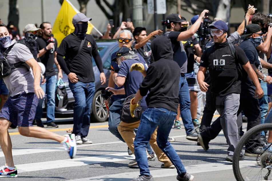 Impfgegner und Gegenprotest gerieten in Los Angeles aneinander.
