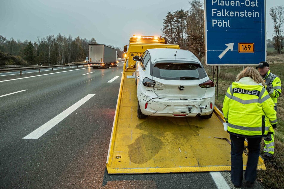 Unfall A72: Vollsperrung auf der A72: Opel kollidiert erst mit Laster, dann mit Schutzplanke