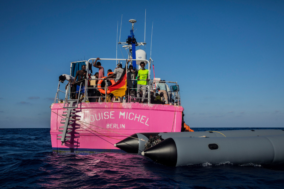 Migranten stehen an Bord des Rettungsschiffes "Louise Michel".
