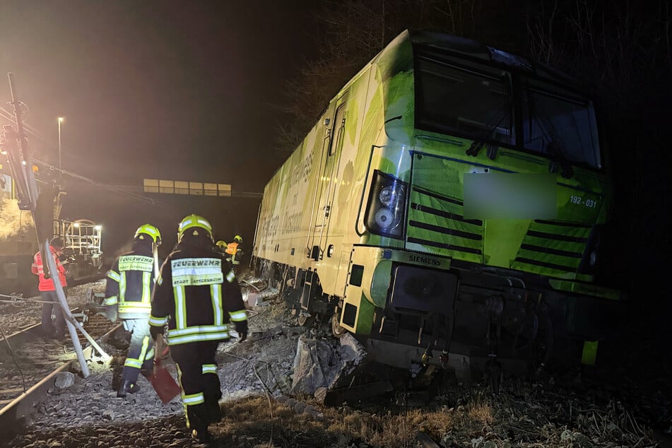 Weil die Lok die Oberleitung beschädigt hatte, musste die Bahnstrecke gesperrt werden.