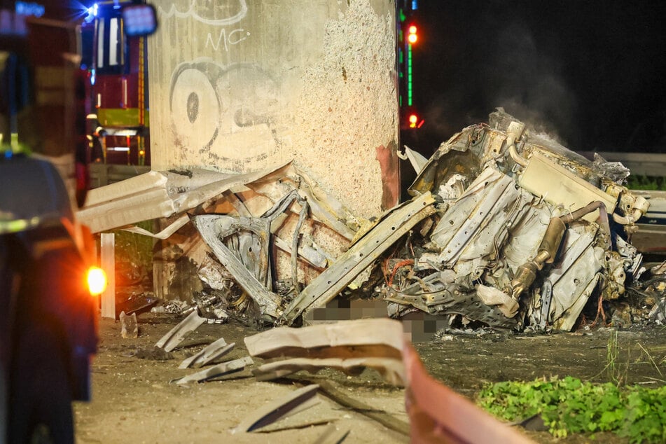 Auto rast gegen Brückenpfeiler: Person am Steuer verbrennt noch im Blechwrack!