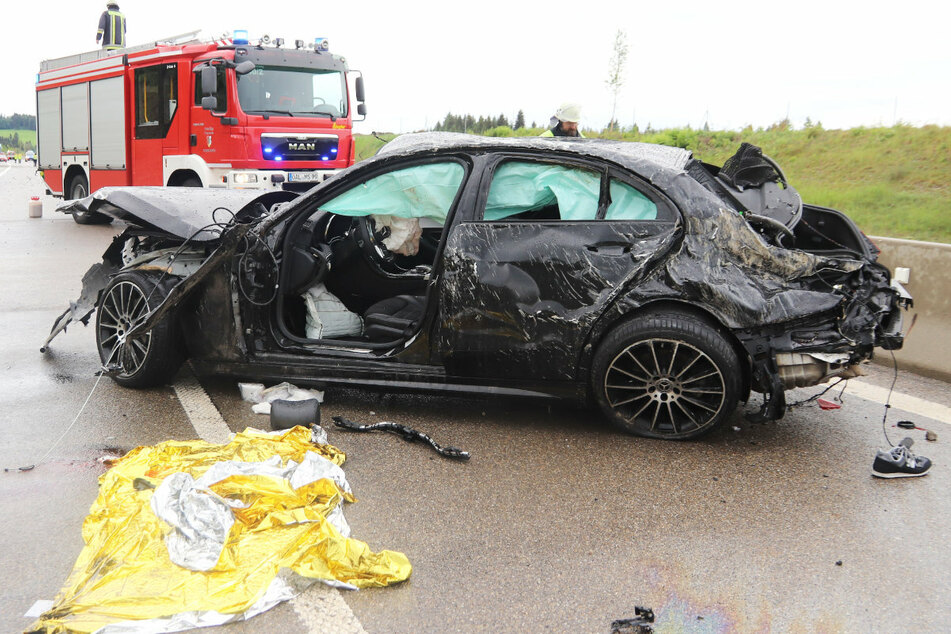 Folgenschwerer Unfall auf der A7 in Bayern: Für den 37 Jahre alten Fahrer des Wagens kam jede Hilfe zu spät.