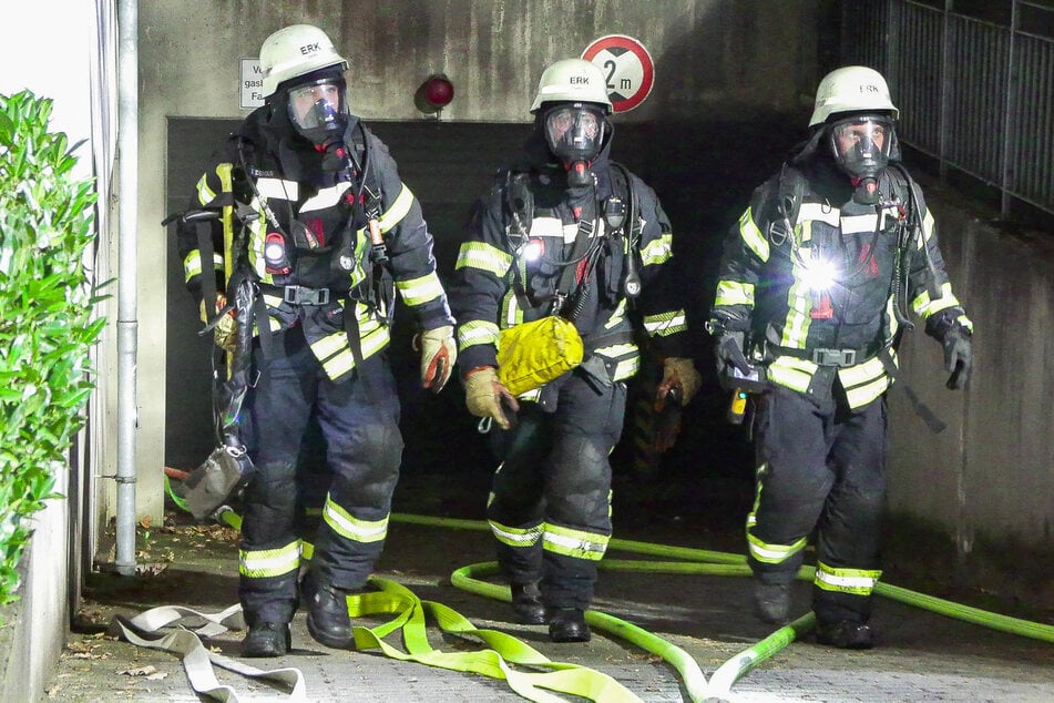 Unter Atemschutz drangen die Feuerwehrkräfte in die Tiefgarage vor und löschten dort die brennenden E-Fahrzeuge.