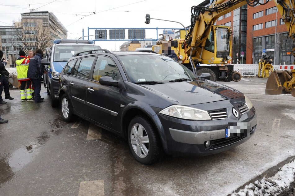 Auf der Bahnhofsstraße in Chemnitz endete die Verfolgungsjagd: Die Polizei knöpfte sich den Renault-Fahrer (45) vor.