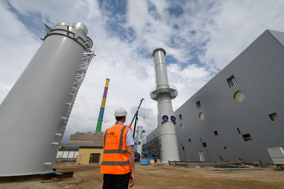 Tino Schlemmer, Projektleiter des neuen Gasmotorenkraftwerks des Energieversorgers Eins am Heizkraftwerk Nord steht auf der Baustelle und betrachtet den Rohbau.