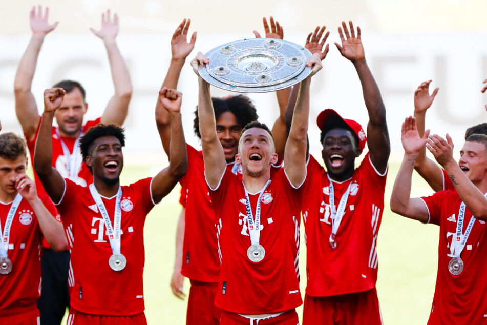 Ivan Perisic (31, hält die Meisterschale hoch) gewann 2020 mit dem FC Bayern München das Triple.