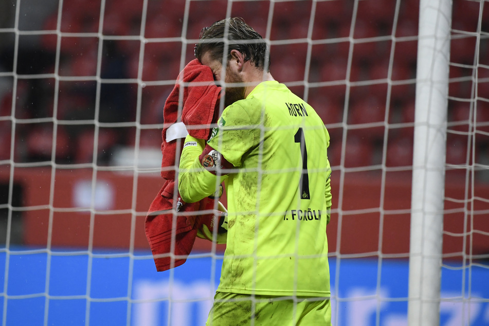 Kölns Timo Horn kann bei der Derby-Pleite in Leverkusen nicht mehr hinsehen.