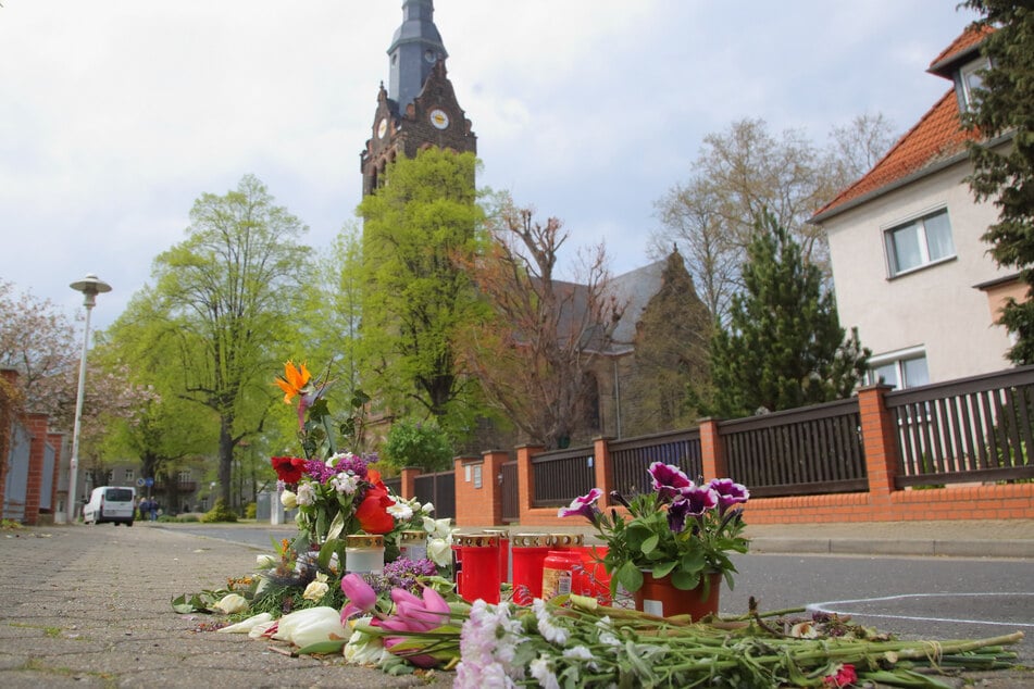 In Coswig ließ ein Radler (†54) sein Leben bei einem Dooring-Unfall. Trauernde hinterlegten Blumen.
