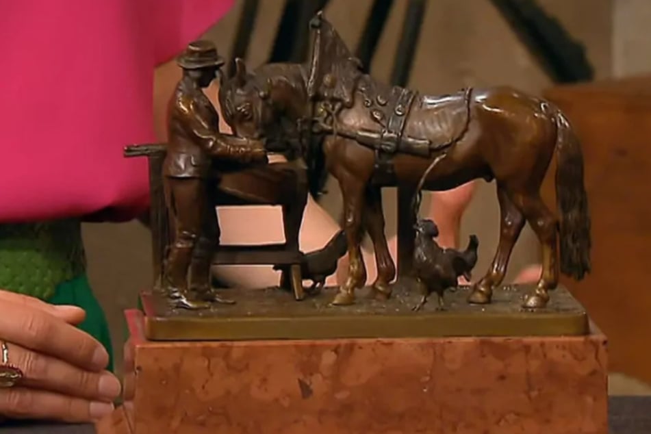 Hergestellt wurde das Objekt um 1890 von dem österreichischen Bildhauer Carl Kauba. Es zeigt einen Bauern, der sein Pferd füttert und tränkt.
