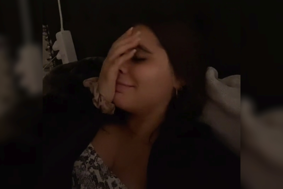 Heute schlägt sie sich lachend die Hand vors Gesicht: Die junge Frau hat vor einiger Zeit eine Hochzeit vorgetäuscht, um ihren Ex-Freund eifersüchtig zu machen!