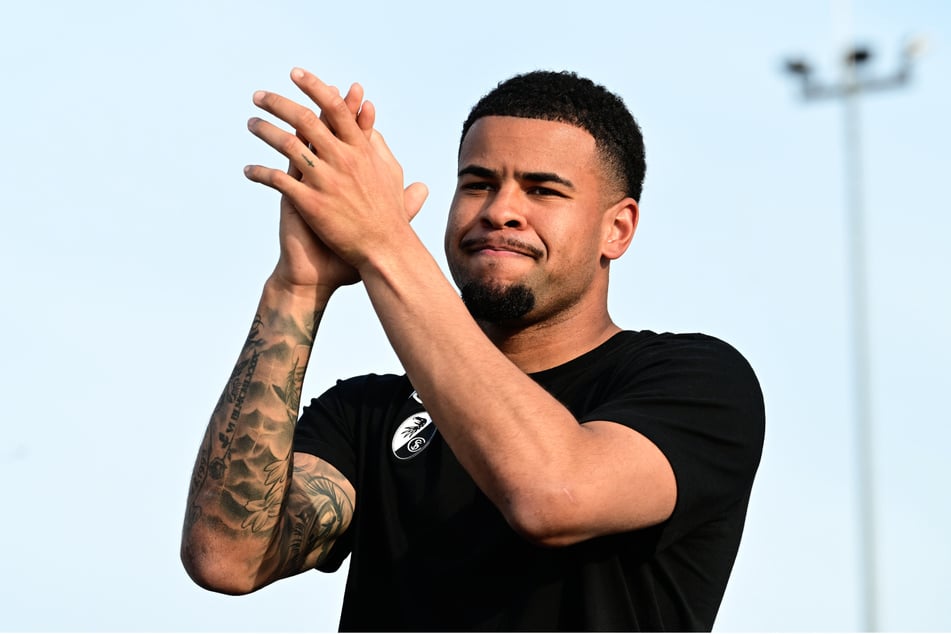 Noah Atubolu bedankt sich nach der Rückkehr vom verlorenen Europa-League-Finale bei den Fans des SC Freiburg. Er werde den Club immer in seinem Herzen tragen, sagte der 24-Jährige jetzt in Frankfurt.