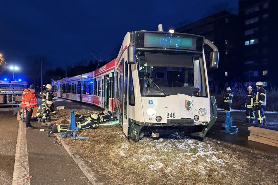 Die Feuerwehr arbeitete dran, die Bahn zum Abtransport zurück ins Gleis zu schieben.