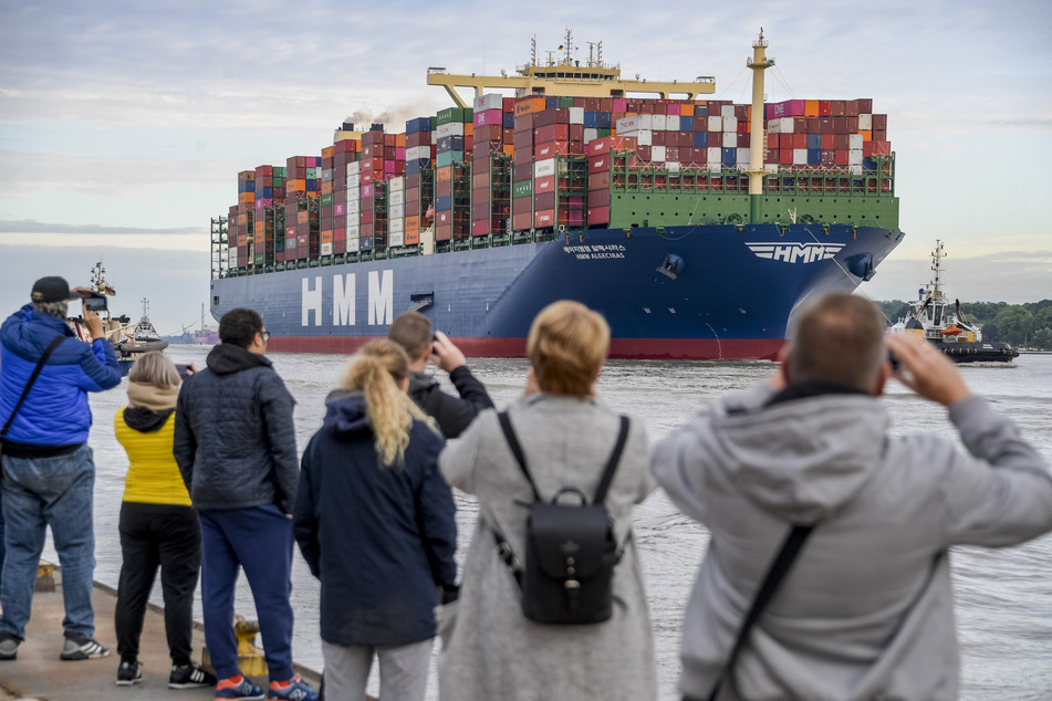 Das weltgrößte Containerschiff "HMM Algeciras" läuft auf seiner Jungfernfahrt in den Hamburger Hafen ein.