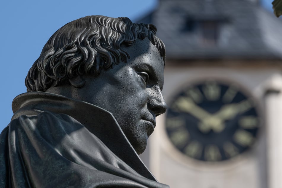 Das Martin-Luther-Denkmal vor der Schlosskirche in Wittenberg.