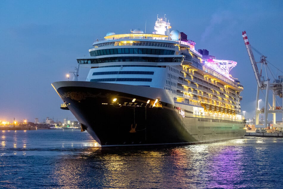 Das Kreuzfahrtschiff "Disney Dream" lief am Morgen in den Hafen von Hamburg ein. Am Abend soll es schon wieder auslaufen.