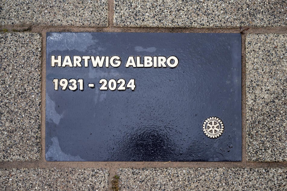 Diese Gedenkplatte erinnert an Hartwig Albiro.