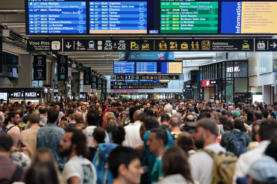 Bahnverbindungen gestrichen, Schienennetz gestört: Zahlreiche Fahrgäste warten im Pariser Bahnhof Gare Montparnasse auf die TGV-Hochgeschwindigkeitszüge.