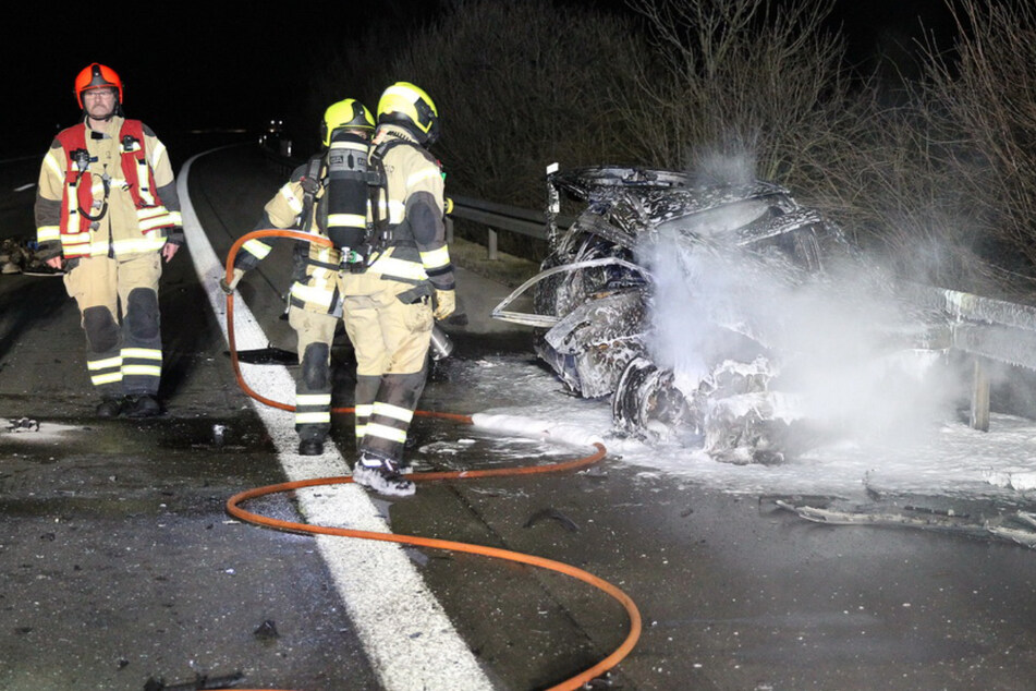 Unfall A38: A38 vier Stunden gesperrt: Honda brennt nach Mega-Crash aus