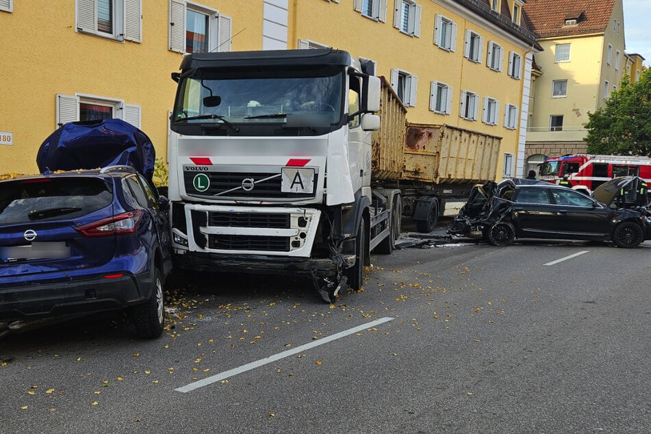 Mehrere Autos, die am Straßenrand geparkt waren, wurden durch den Laster schwer beschädigt.