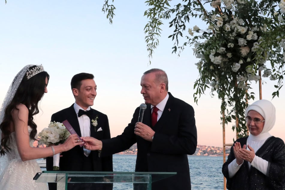 Mesut Özil (34, 2.v.l.) auf seiner Hochzeit an der Seite von Recep Tayyip Erdoğan (69, 3.v.l.). (Archivfoto)