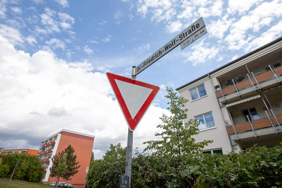 In Plauen fand die Polizei eine Frau (37) tot in einer Wohnung in der Dr.-Friedrich-Wolf-Straße.