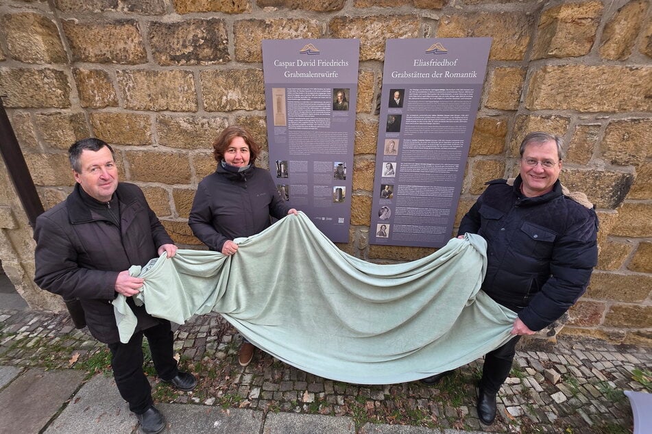 Vertreter des Vereins Dresdner Romantik bei der Einweihung der beiden neuen Gedenktafeln auf dem Dresdner Eliasfriedhof.