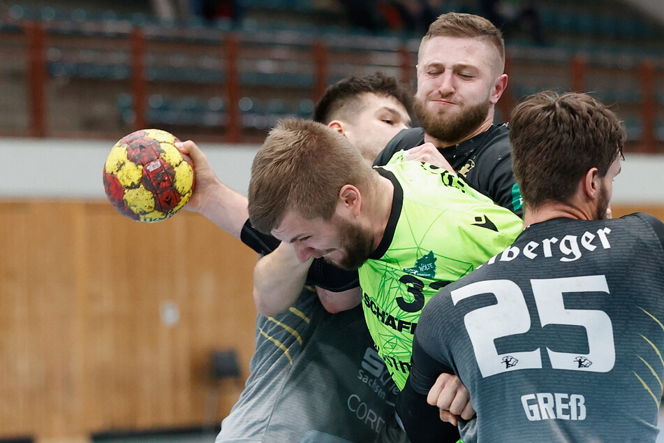 Hier stoppen die beiden Ex-Auer Phillip Jungemann und Mindaugas Dumcius (hinten v.l.) sowie Sebastian Greß gemeinsam Rimpars Michael Schulz. So kampfstark wollen die Dresdner auch heute gegen Aue agieren.