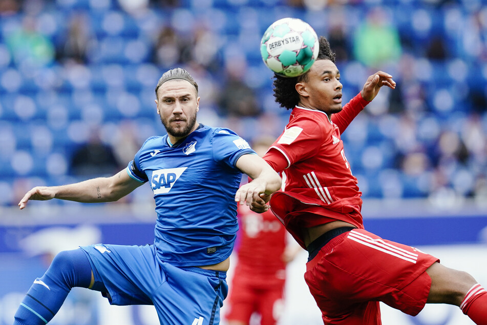 Münchens Joshua Zirkzee beim Kampf um den Ball.