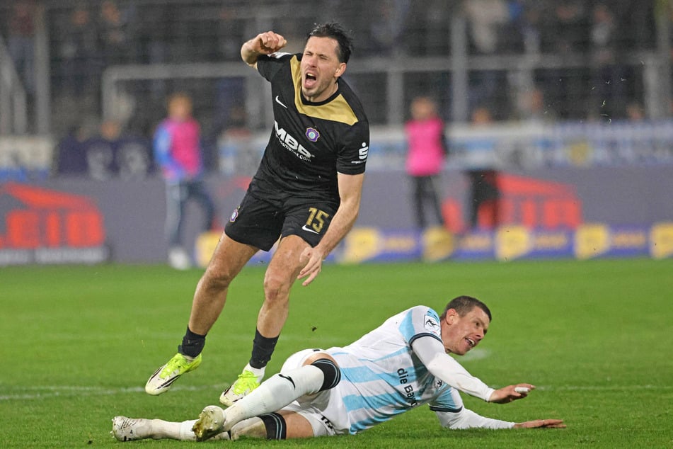 Marcel Bär (33) wurde hier von Löwe Max Reinthaler (33) böse gefoult. Aues Torjäger stand wieder auf, er wird am Samstag gegen Aachen gebraucht.