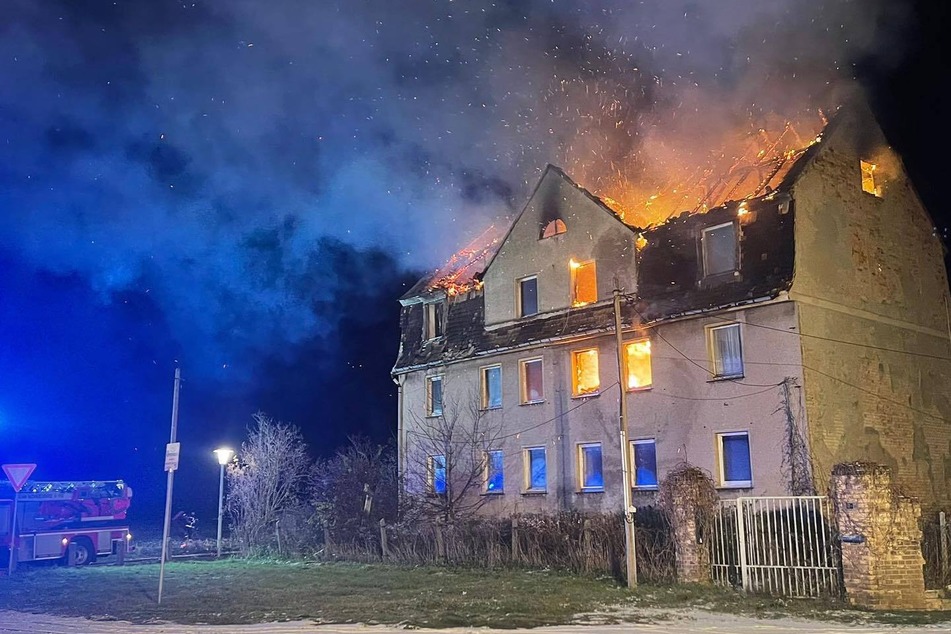 30.000 Euro Schaden! Leerstehendes Haus im Saalekreis steht in Flammen
