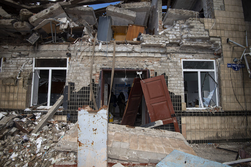 Zerstörte Gebäude stehen in der Stadt Isjum in der Region Charkiw. Die russische Armee besetzte Isjum im April, im September wurde die Stadt von den ukrainischen Streitkräften zurück erobert. Es keinen Strom, kein fließendes Wasser und keine Mobilfunkverbindung. Außerdem herrscht Lebensmittelknappheit.