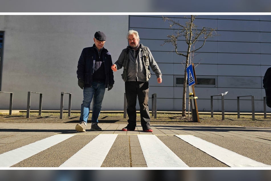 Der Erfurter Ortsteilbürgermeister Robert Bednarsky und der Dozent der Fachhochschule Erfurt, Stefan Peter Andres, sprechen über die Vorteile eines Zebrastreifens mit um 90 Grad gedrehten Streifen.