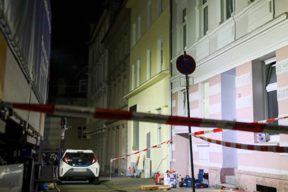 Putz fällt von der Decke, Bewohner dürfen nicht in ihre Wohnungen: Haus einsturzgefährdet!