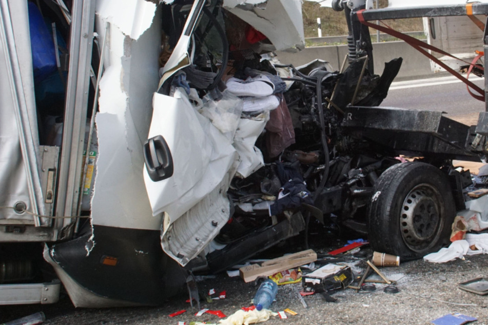 Drei Lastwagen fahren aufeinander: Fahrer stirbt an der Unfallstelle