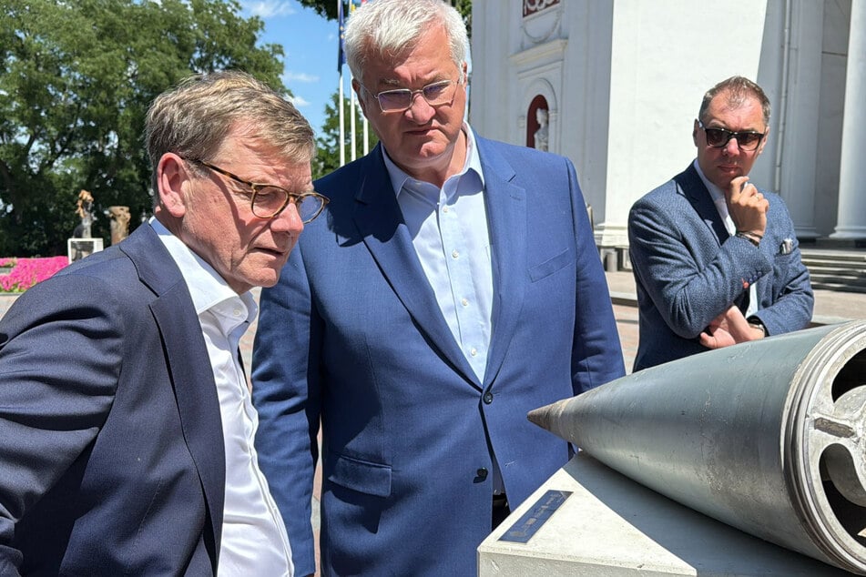 Außenminister Johann Wadephul (62, CDU, l.) und sein ukrainischer Amtskollege Andrij Sybiha (50), Außenminister der Ukraine, schauen sich Teile von Waffen und Raketen an, die von der russischen Armee auf Odessa gefeuert worden sind.