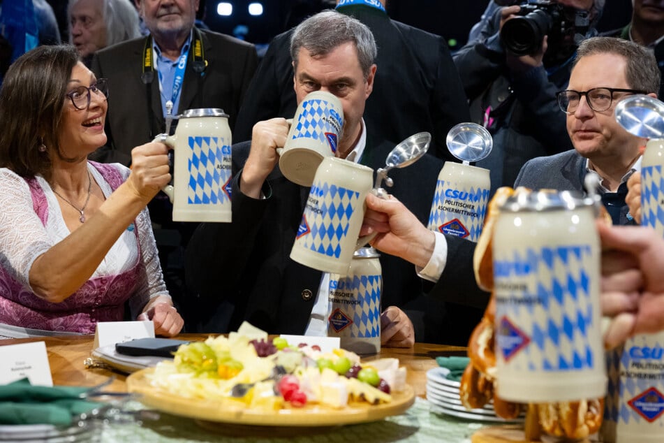 Landtagspräsidentin Ilse Aigner (v.l.), Söder und Generalsekretär Martin Huber beim Politischen Aschermittwoch.