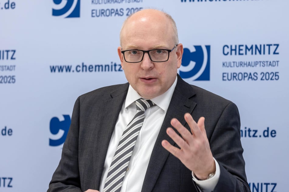 Im Jahr 2024 hatte OB Sven Schulze (53, SPD) 17 Nebeneinkünfte-Posten, die sich auf Nebentätigkeiten, Ehrenämter und hauptamtliche Funktionen verteilen.