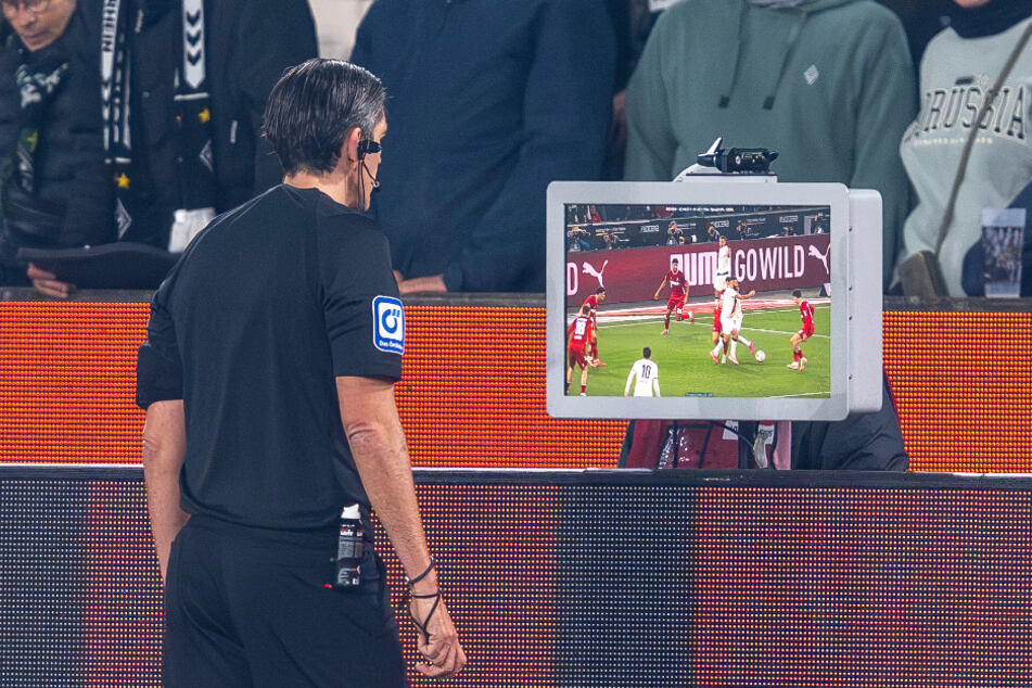 Gleich zweimal wurde Referee Deniz Aytekin (47) von Videoassistent Benjamin Cortus am Samstagabend an den TV-Bildschirm beordert.