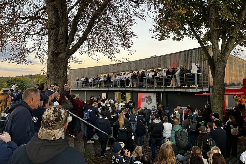 Mehrere Hundert Fans kommen zum Saisonabschluss der Monarchs.