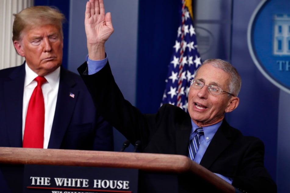 Donald Trump steht neben Anthony Fauci, der während einer Pressekonferenz im Weißen Haus über die Verbreitung des Coronavirus spricht.