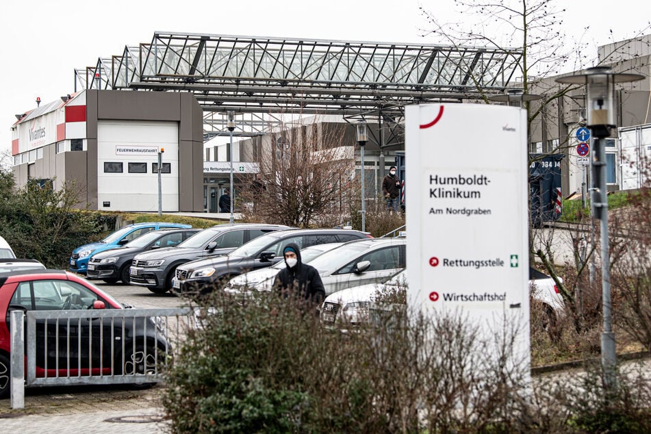 Zu dem Vorfall kam es vor dem Vivantes Humboldt-Klinikum in der Straße Am Nordgraben. (Archivbild)