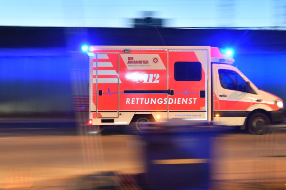 Der Radfahrer erlag im Krankenhaus seinen schweren Kopfverletzungen. (Symbolbild)