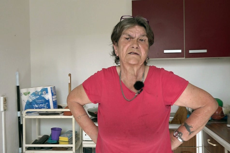 Regina (69) renoviert ihre Küche.