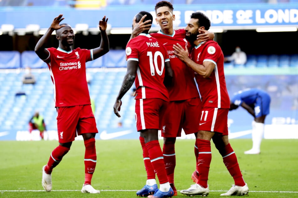 Sadio Mané (2.v.l.) schoss den FC Liverpool zum Auswärtssieg. Hier beglückwünschen ihn der Ex-Leipziger Naby Keita (l.), der Ex-Hoffenheimer Roberto Firmino (2.v.r.) und Mohamed Salah.