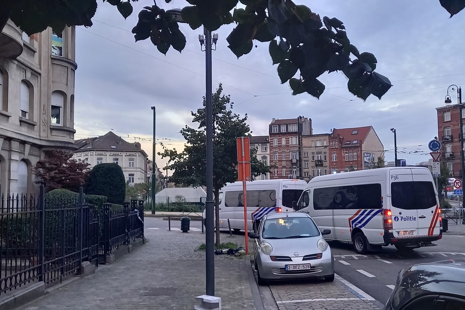 Nach den tödlichen Schüssen auf zwei Schweden in Brüssel hat die belgische Polizei einen bewaffneten Verdächtigen niedergeschossen.