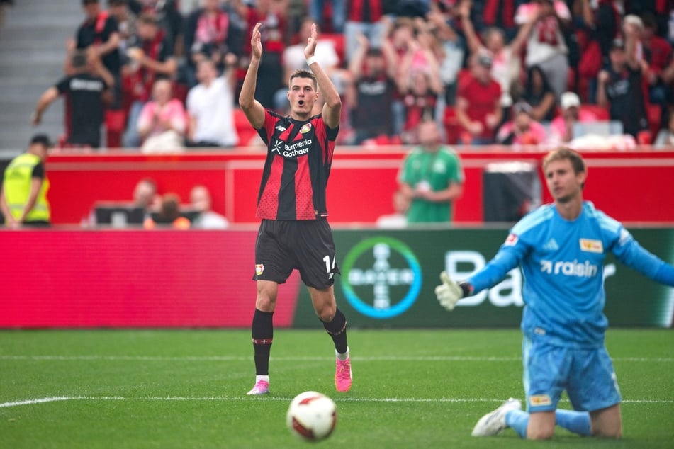 Leverkusens Torjäger Patrik Schick (30, l.) ist zu Tschechiens Fußballer der Saison gewählt worden.