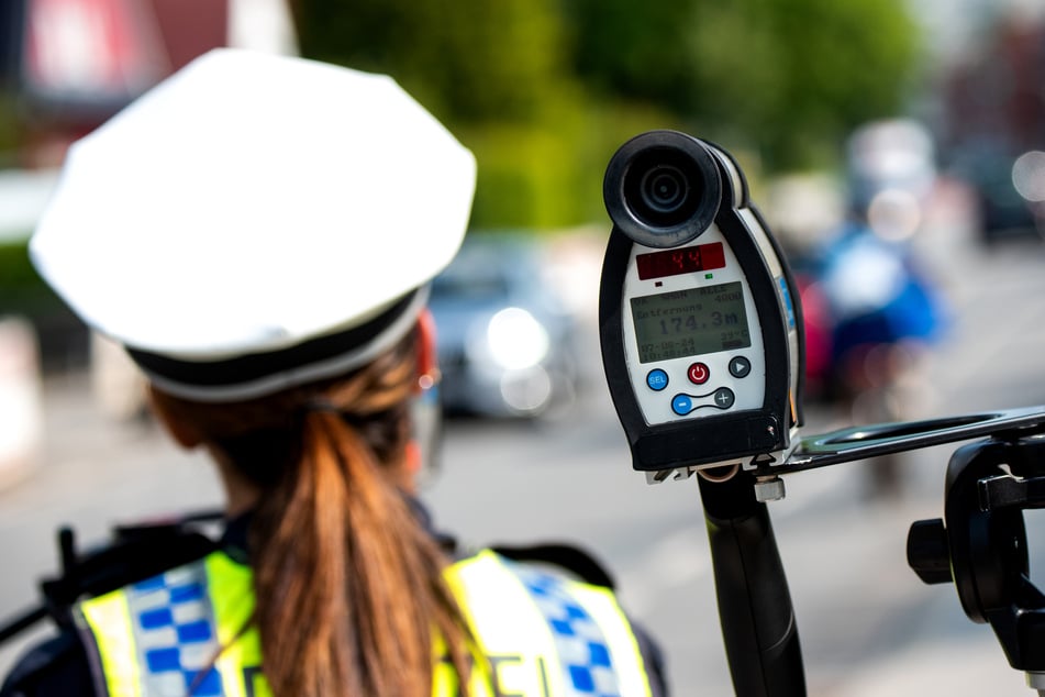 Polizei misst Geschwindigkeit auf S111: Was ein VW-Fahrer auf dem Tacho hat, ist unfassbar